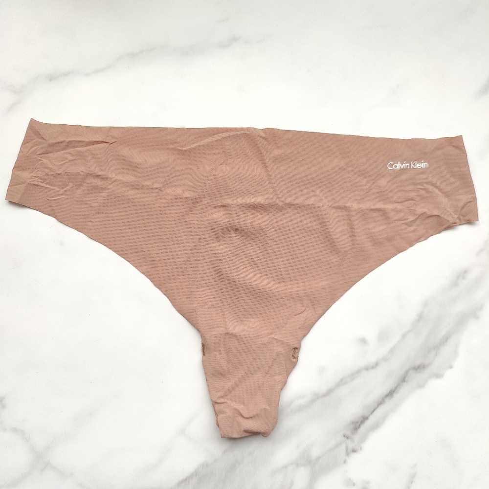 NWOT CALVIN KLEIN INVISIBLES THONG PANTY IN SANDALWOOD SIZE EXTRA LARGE